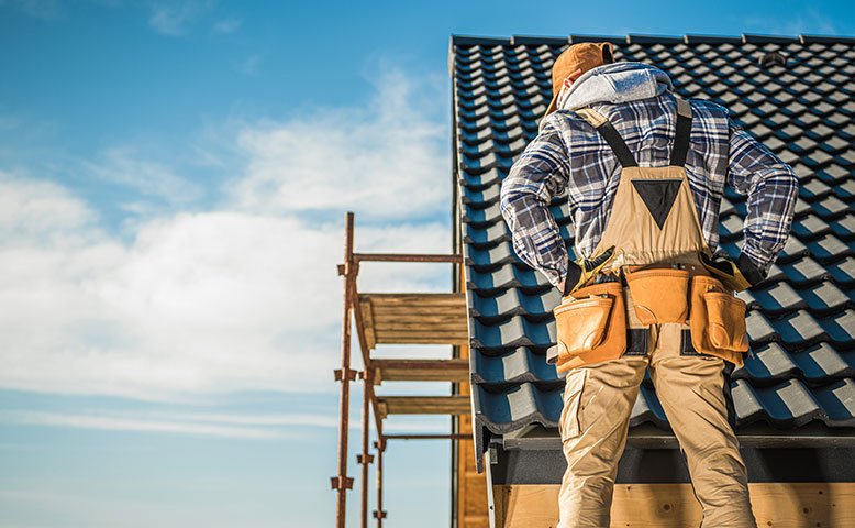 Dakdekker aan het werk