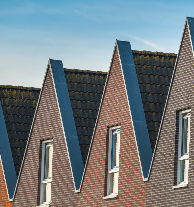 Dakdekker Almere vervangt beschadigde dakpannen na stormschade