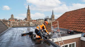 Spoed dakdekker Delft biedt 24 uur per dag, 7 dagen per week spoeddiensten voor dakreparaties in Delft.